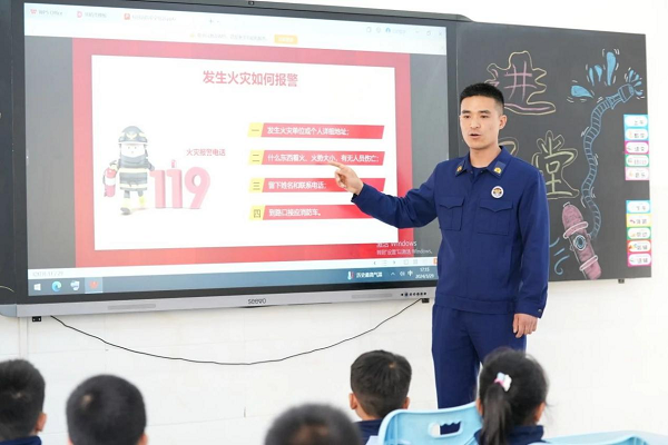 <b>西安市东城二校“家长志愿者导师团”家校共育新模式助力学生全面成长 </b>