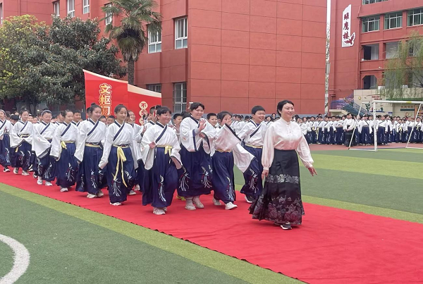 <b>宝鸡市渭滨区经二路小学开展四年级学生十岁成长礼德育教育活动</b>