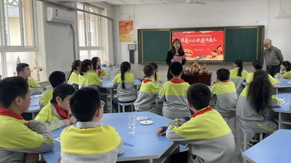 <b>我是非遗小小传承人——碑林区振兴路小学巧手绘葫芦体验传统文化魅力 </b>