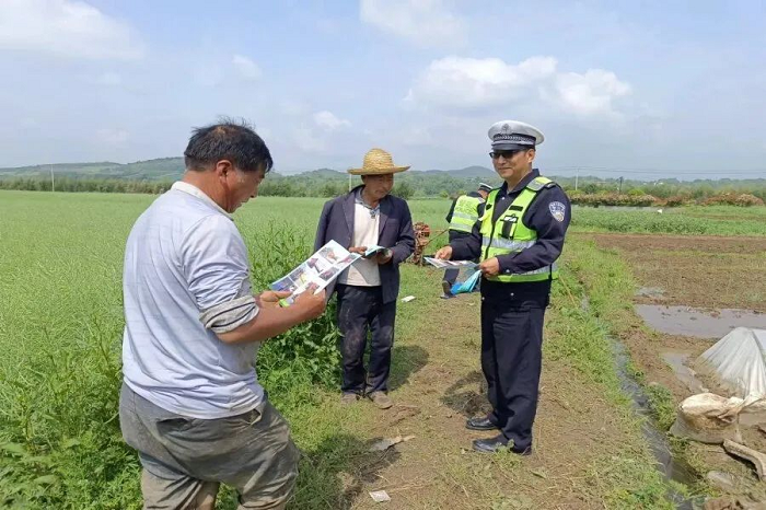 汉中市洋县交警大队民警走进田间地头，守护交通安全