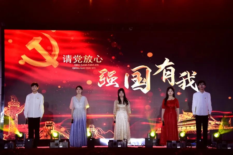 <b>紫阳县毛坝中学举办第八届校园科技文化艺术节文艺汇演</b>
