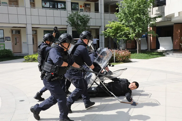 <b>西安经开区多所学校开展防暴疏散演练活动</b>