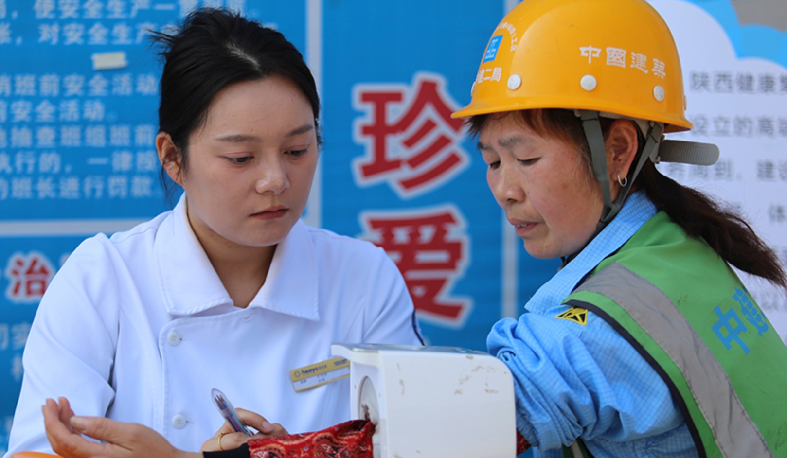 <b>陕西西安：爱心义诊情暖一线建设者</b>