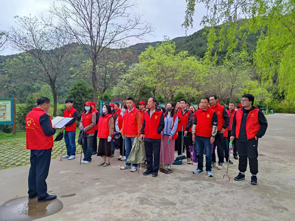 <b>宝鸡市太白县开展翠矶山垃圾清理新时代文明实践志愿服务活动</b>