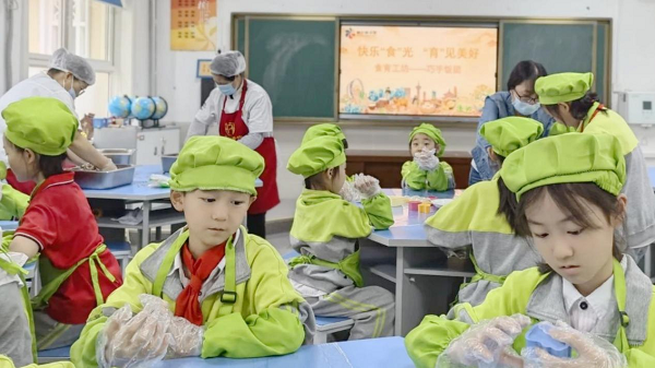 <b>碑林区振兴路小学“食育工坊”开课 学生巧手制作美味饭团  </b>
