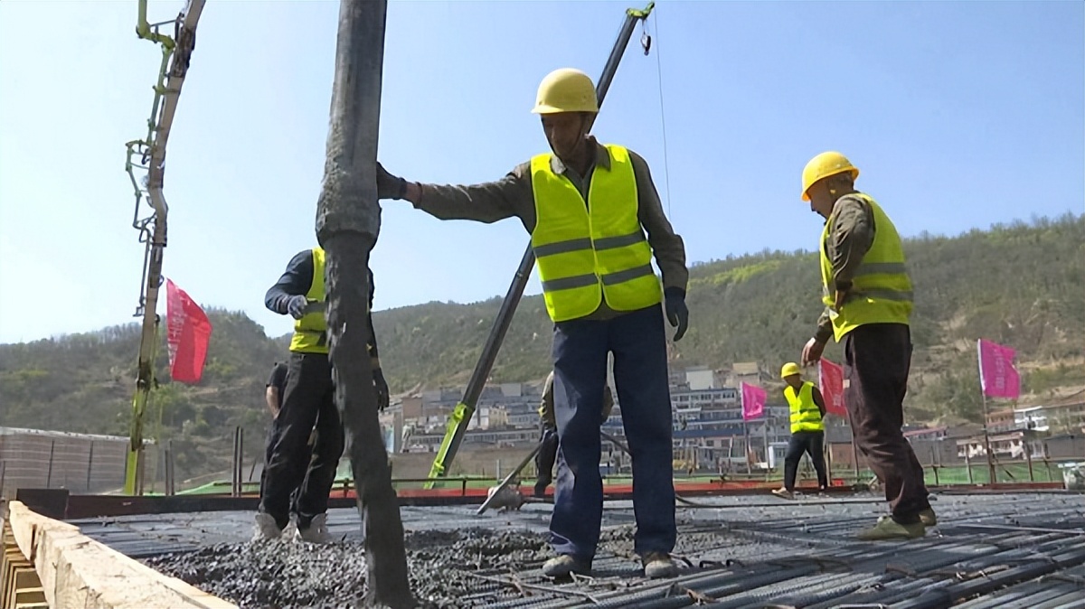 <b>“五一”假日不停工 西延高铁忙建设</b>