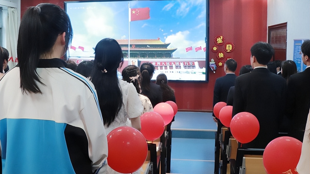 <b>戴成人徽章 西安市宇航中学举办高三成人礼活动</b>