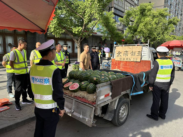<b>宝鸡金台交警联合多部门开展“马路市场”整治专项行动</b>