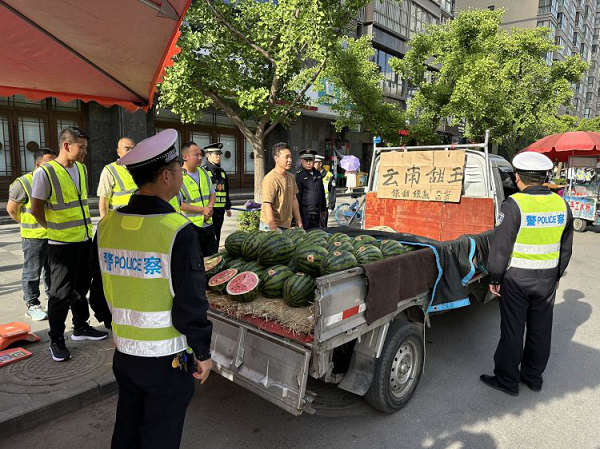 宝鸡金台交警联合多部门开展“马路市场”整治专项行动