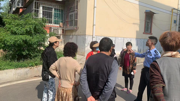<b>小区惊现罂粟！宝鸡金台公安剑指“妖艳”毒花让其无处绽放</b>