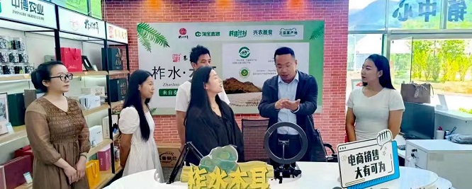<b>商洛市“网红巡回直播·助力乡村振兴”走进柞水县       </b>