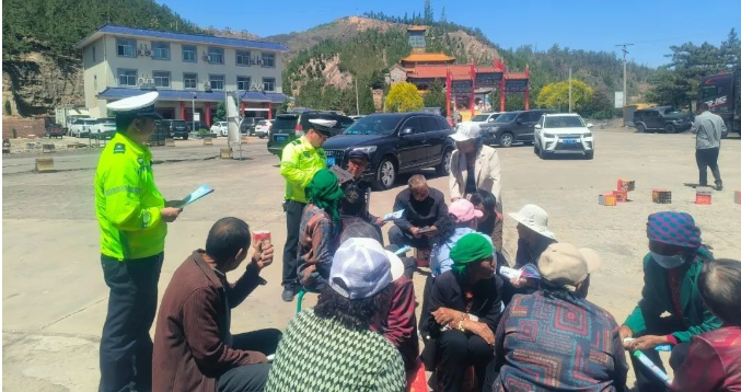 <b>府谷县公安交警新民中队：交通法规进庙会 安全知识入民心</b>
