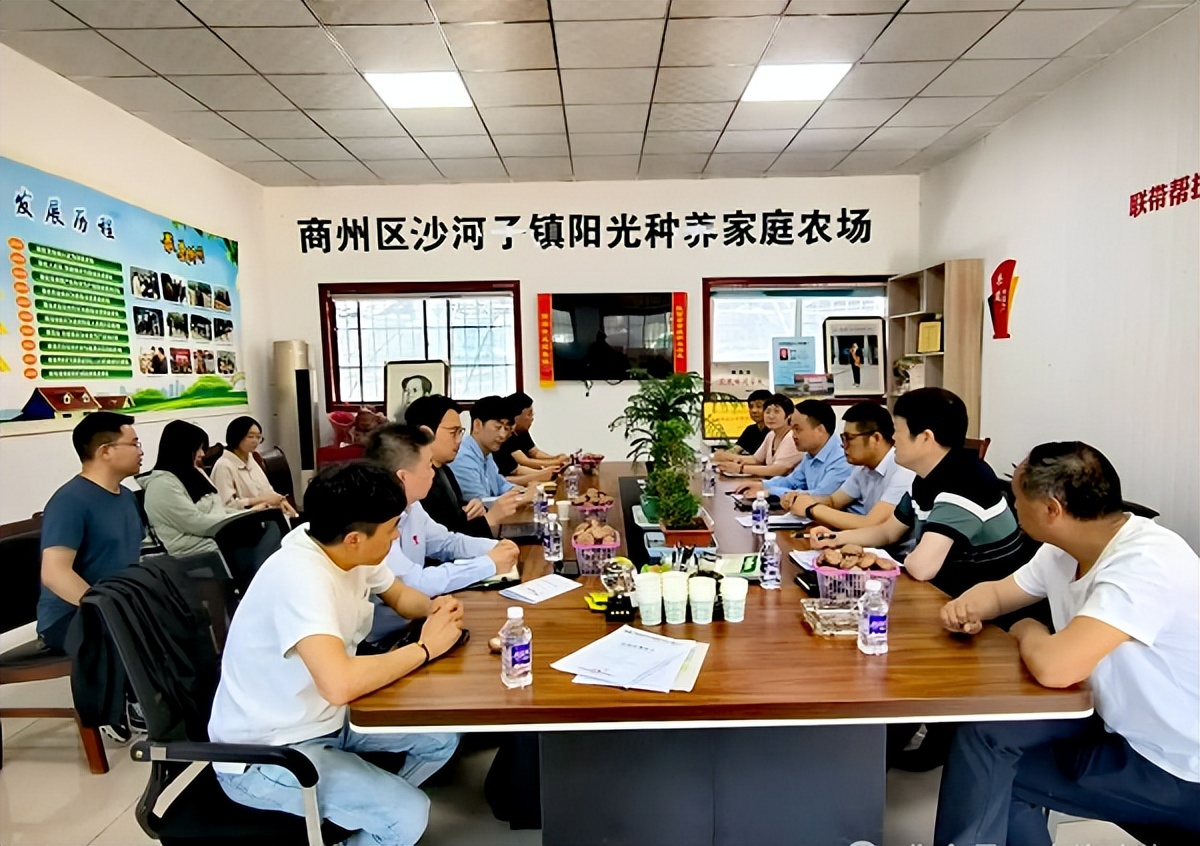 <b>韩国客商来商洛市考察洽谈香菇采购事宜</b>