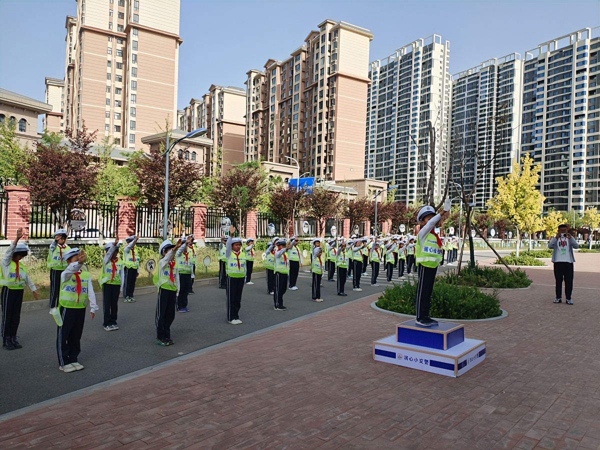 <b>“追赶超越谱新篇 增光添彩向未来”网络主题宣传活动走进延安新区第二小</b>