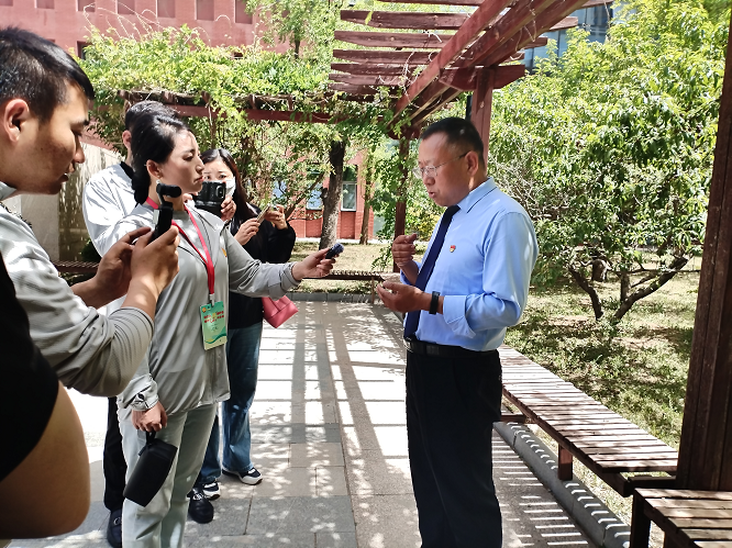 <b>“追赶超越谱新篇 增光添彩向未来”网络主题宣传走进延安新区第一中学</b>