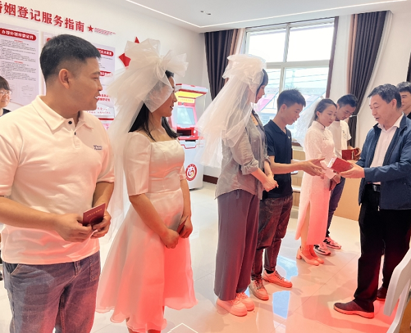 <b>宝鸡市太白县民政局婚姻登记处为“520”婚姻登记保驾护航</b>