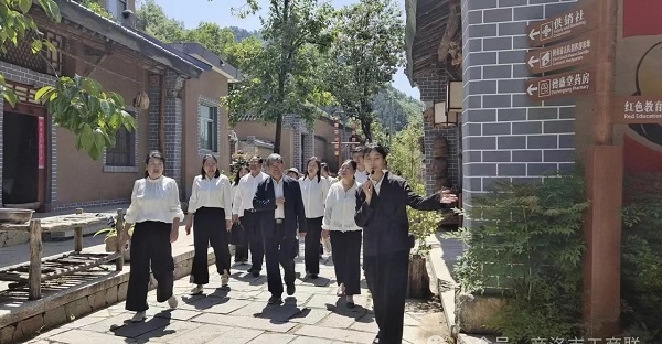 <b>商洛市工商联与丹凤县工商联联合开展主题党日活动  </b>