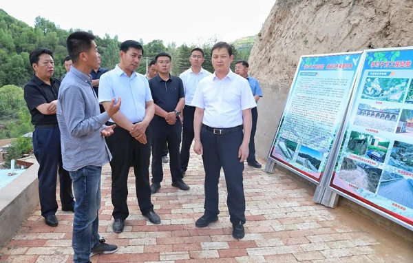 <b>延安市吴起县委书记贺毅到五谷城镇调研农业农村工作</b>