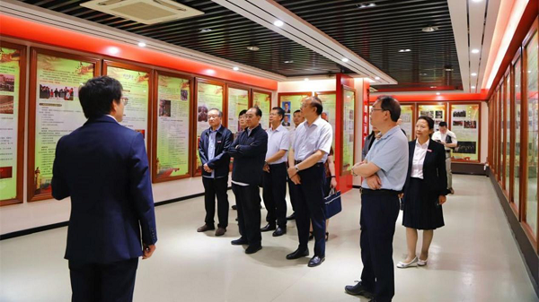 <b>陕西省关工委主任郑小明一行调研西安翻译学院</b>