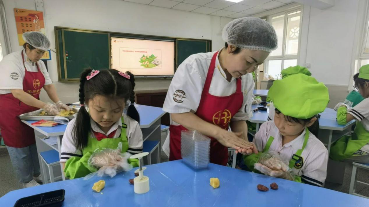 <b>西安市碑林区振兴路小学食育工坊开展“DIY绿豆糕”劳动实践活动</b>