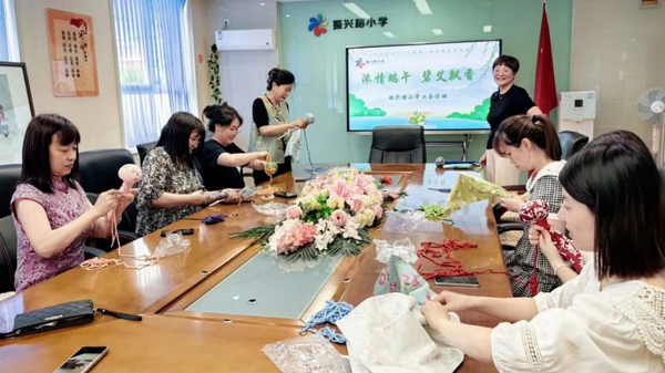 <b>西安市碑林区振兴路小学组织开展“浓情端午 碧艾飘香”活动</b>