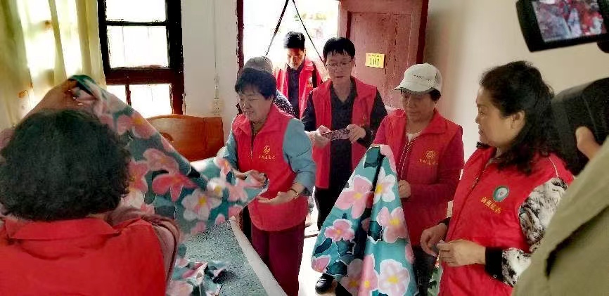 <b>商洛市区慈善协会共赴腰市镇杜村开展端午节慰问活动  </b>