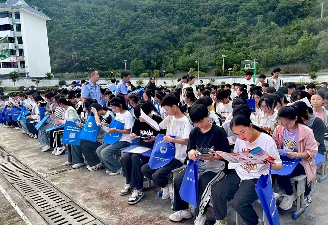 <b>商洛市镇安县司法局达仁司法所开展“美好生活民法典相伴”法治进校园活</b>