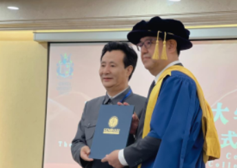 <b>和立大学典礼在青岛举行 正教授任命书公布</b>