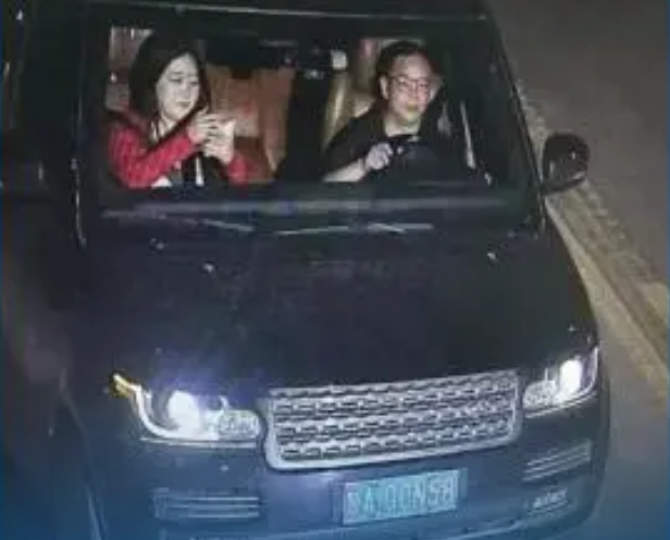 <b>陕A00N58路虎冲撞执勤警车后逃逸！警方发布悬赏通告→</b>