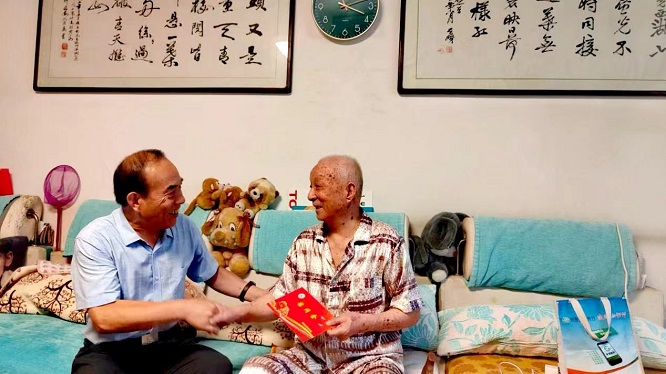 <b>商洛市慈善协会党支部开展庆“七一”关爱老党员慰问走访活动  </b>
