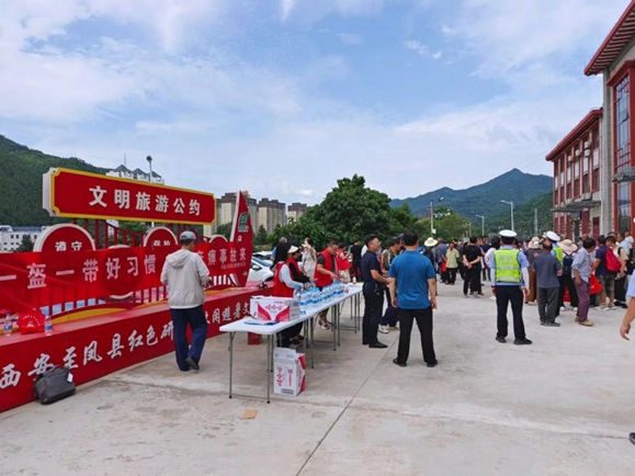 <b>宝鸡凤县交警护航花椒采摘季 送上安全“大礼包” </b>