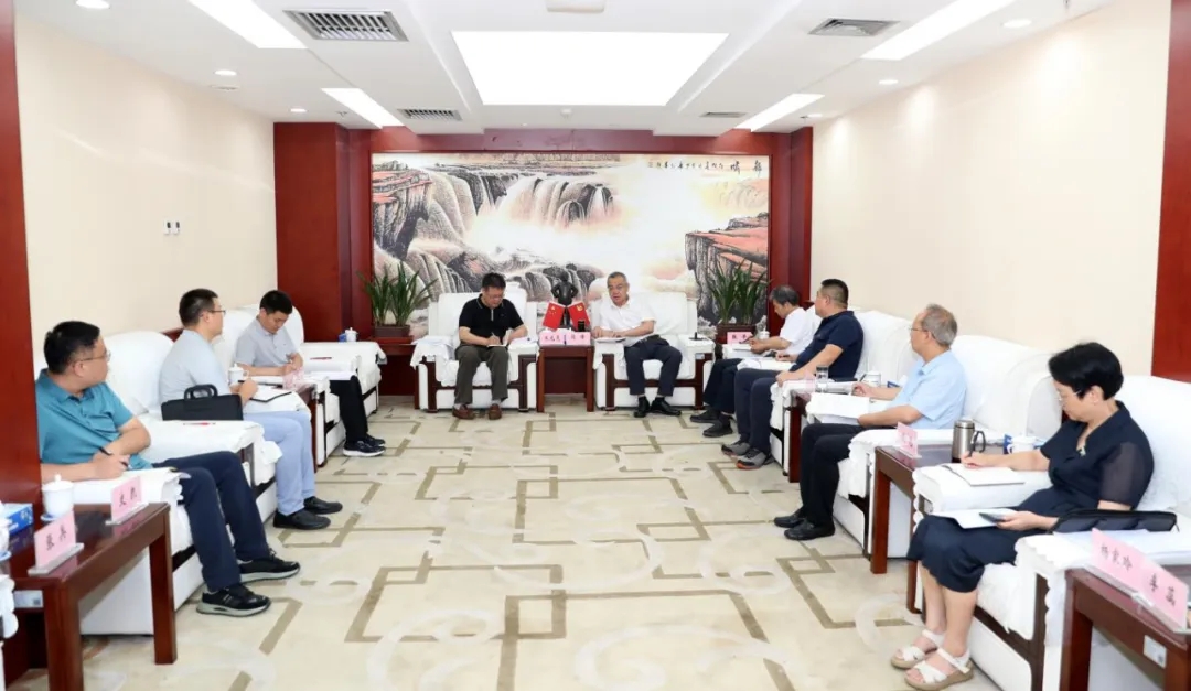 <b>冯锋与王光亮一行座谈</b>