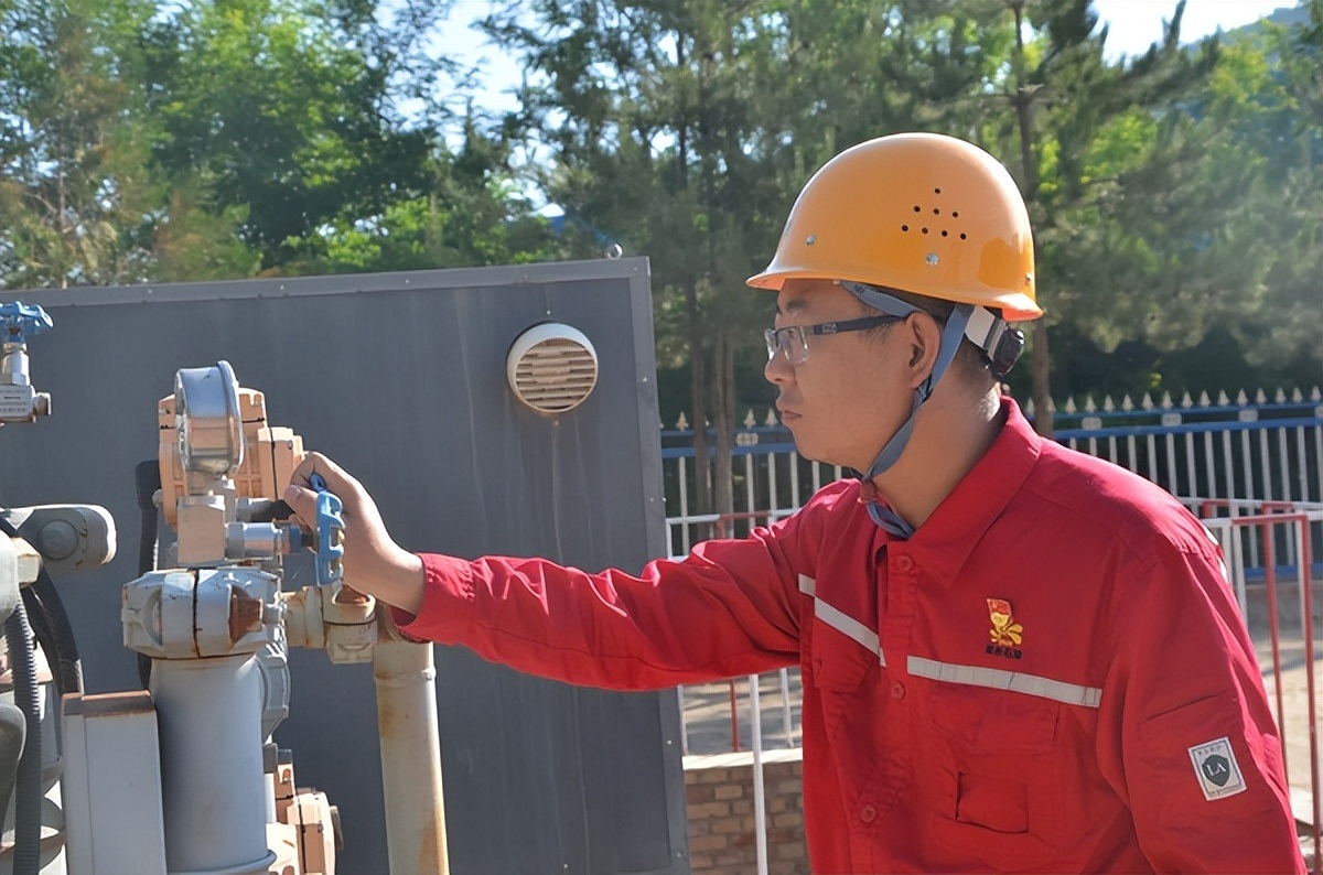 <b>延长油田志丹采油厂：炎炎烈日下那一抹坚守的“石油红”</b>