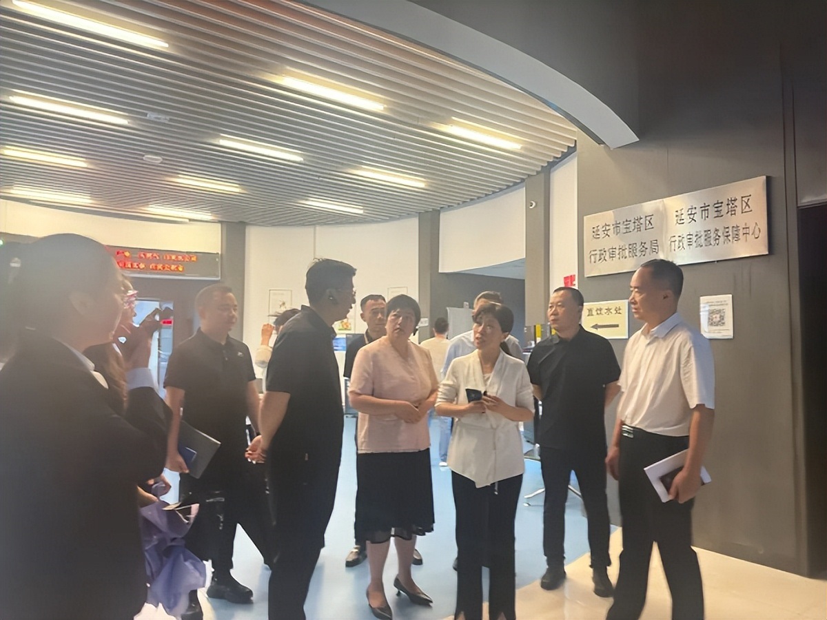 <b>李娜到宝塔区行政审批服务局调研营商环境“小切口”改革工作</b>