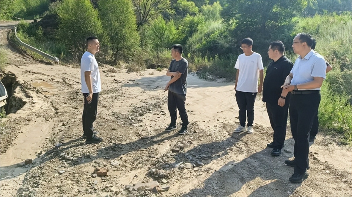 <b>延安市吴起县委常委、宣传部部长曹永锋调研白豹镇暴雨受灾救灾工作</b>