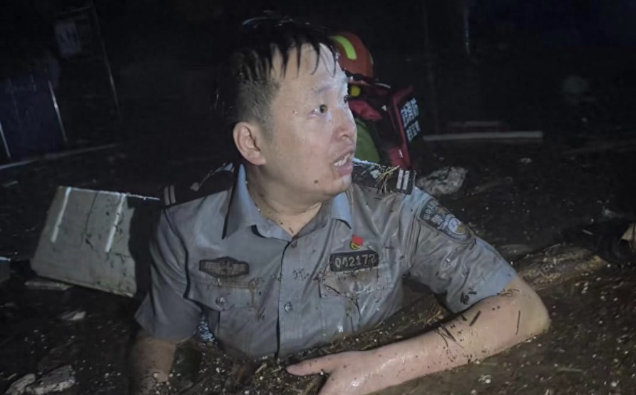 <b>宝鸡救人民警张超，请记住他的警号042172</b>