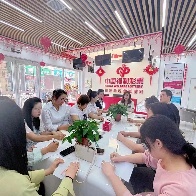 <b>商洛福彩销售厅工作者杜亚敏——携手团队共创佳绩</b>