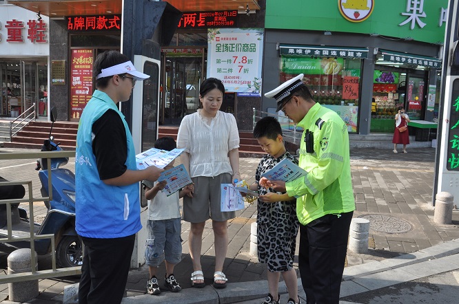 <b>府谷县公安交警：携手共创文明交通 共筑城市和谐之路</b>