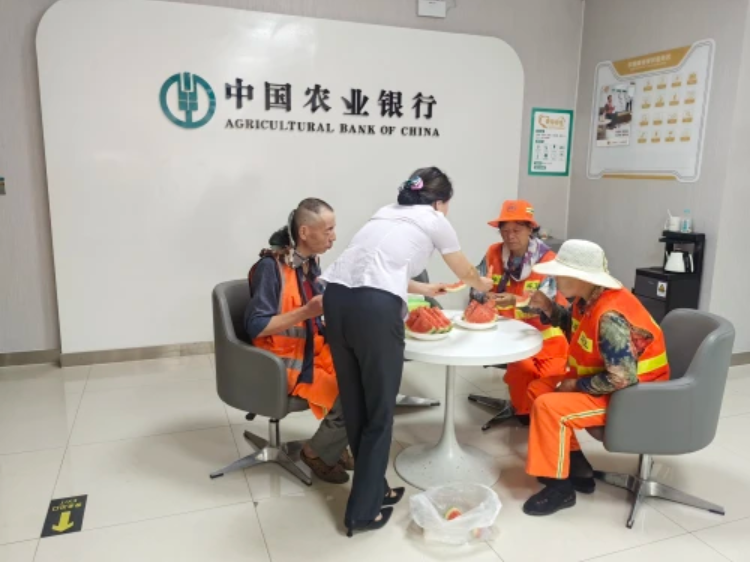 <b>农行靖边新农村支行：情系环卫工夏季送清凉</b>