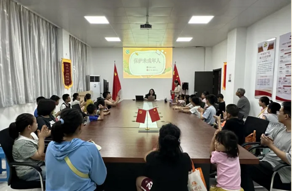 <b>模拟法庭进社区 普法教育护成长</b>