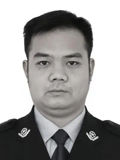 <b>泪目！广西民警救人牺牲，群众和网友送花悼念……</b>