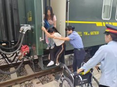 <b>列车员暖心照顾！轮椅女孩体验“无障碍”之旅</b>