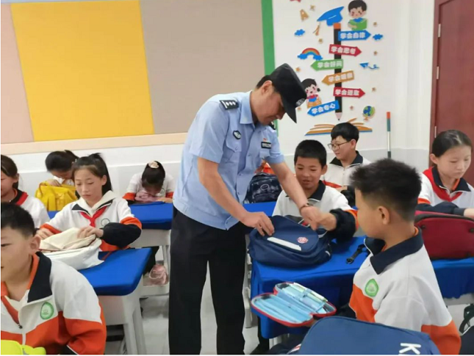 <b>新学期 ！靖边县公安“护学模式”这样开启</b>