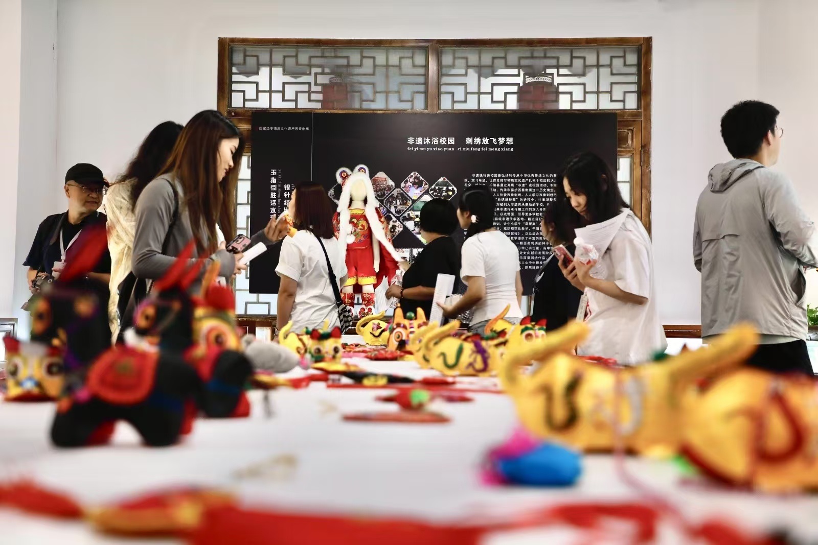 <b>品周秦文化 瞰魅力宝鸡丨非遗“绣”出新生活 千阳刺绣“花样多”</b>