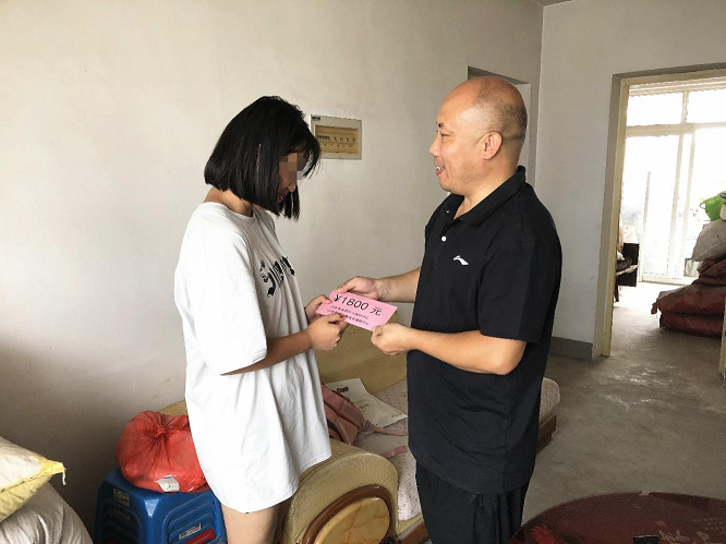 <b>汉中市未成年保中心开展“点亮希望灯 成就学子梦”爱心助学活动</b>