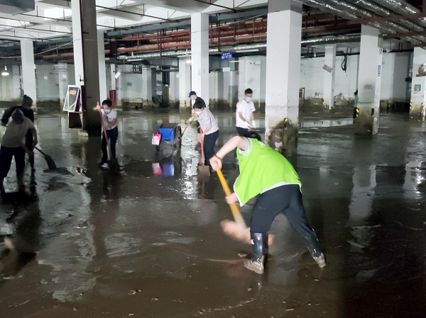 <b>宝鸡市渭滨区百余名民办教育志愿者助力一小区灾后恢复</b>