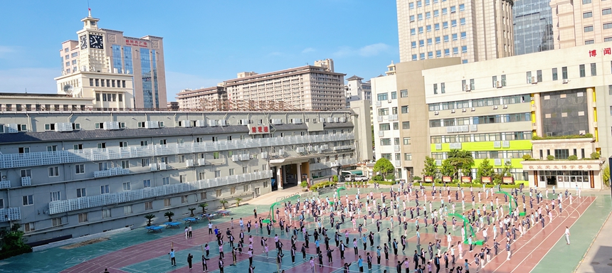 <b>严格落实中小学幼儿园负责人陪餐制度</b>
