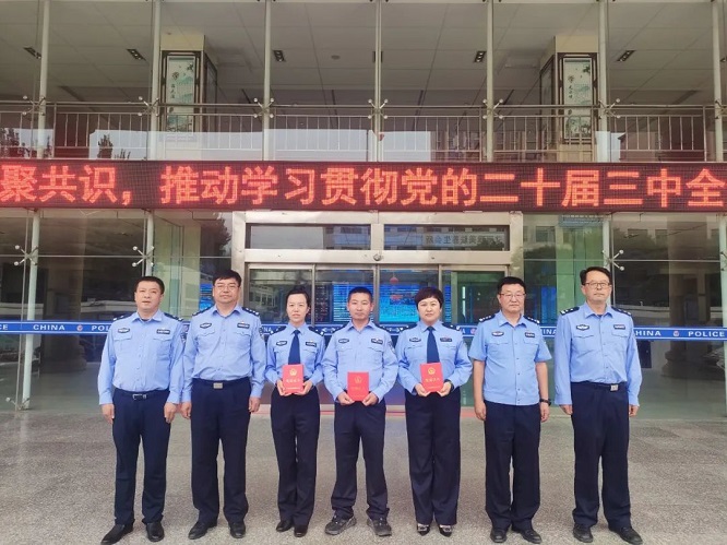 <b>靖边公安开展“送奖到一线”活动 让民警荣誉感“满格”</b>