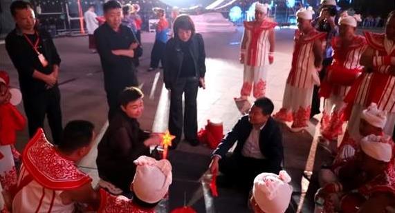 <b>延安市安塞区委副书记李延武看望慰问30余名腰鼓手</b>