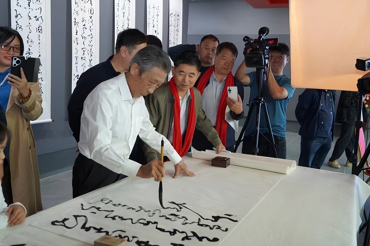 <b>“墨舞歌盛世·丹青颂中华”河南省直美协优秀作品展举办</b>